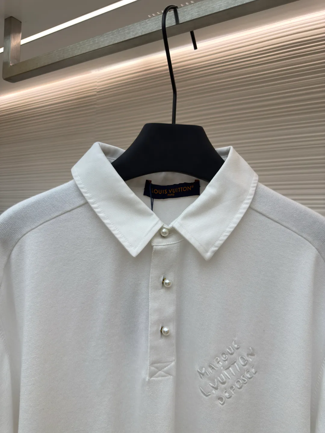 LOUIS VUITTON woolen polo POLO shirt ●Authentic product: Purchased and developed at 9650 ●Item number: 1680139-B05 ●Fabric: the finest fully combed cotton ●Technology: knitted embroidery ●Version: fitted version ●Weight: about 375g ●Size: XS-S-M-L ●Description: Made of Japanese Shima Seiki) high-end flat knitting machine to ensure seamless connection of collars, cuffs, hem ribs and other parts. The overall wiring is straight and delicate, the fabric is comfortable and soft, and the color is consistent without color difference. It can be matched with the same style to create a fashionable look and control various occasions. Customized accessories, complete with three standards, same style for men and women!